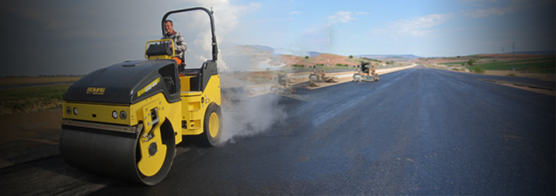 Máquina pavimentadora en carretera